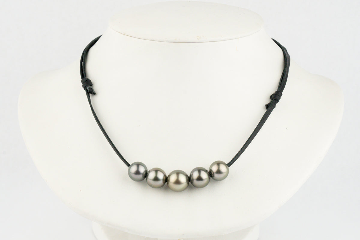 Necklace with pink Tahitian pearls on a leather cord