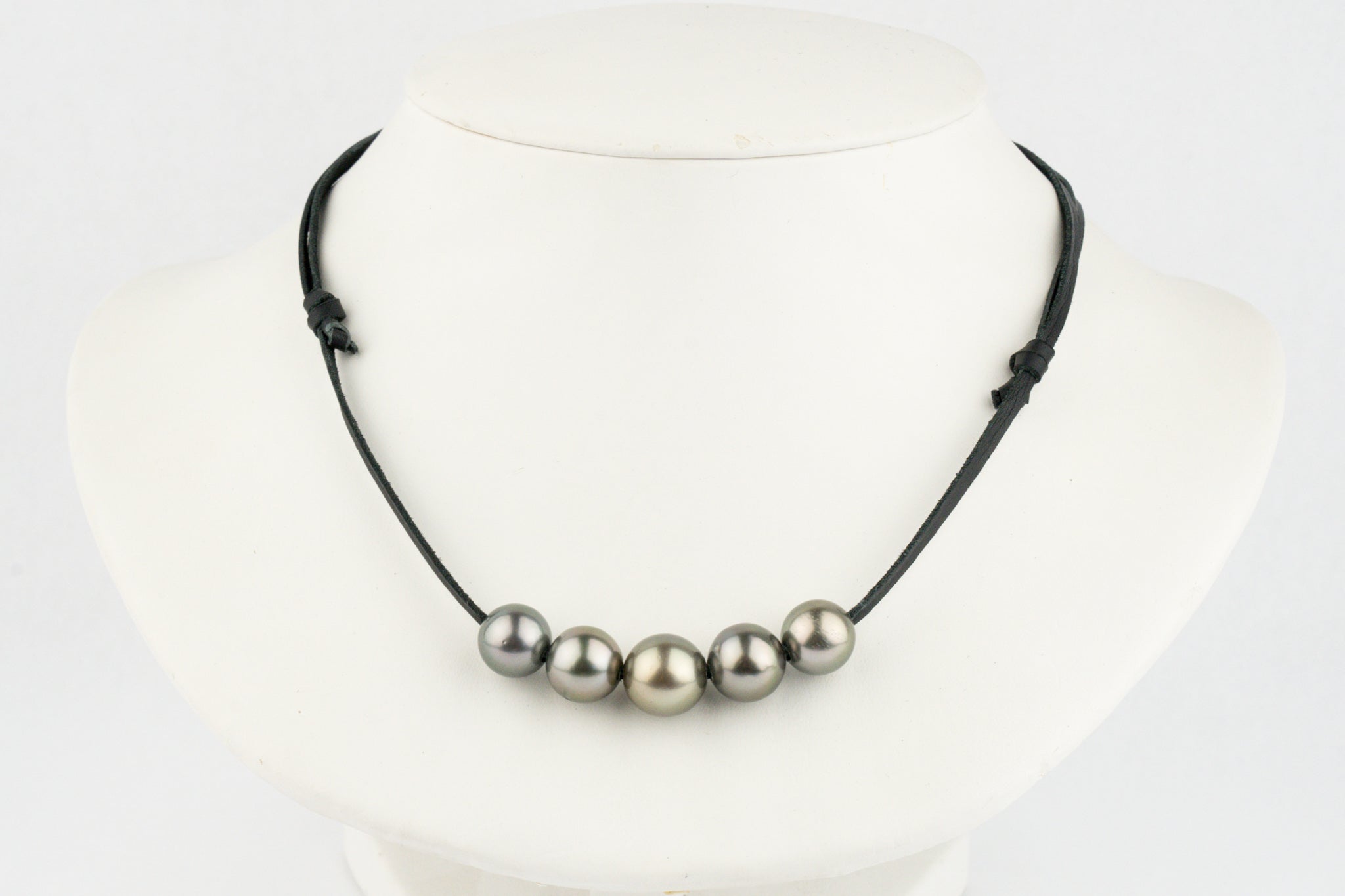 Necklace with pink Tahitian pearls on a leather cord