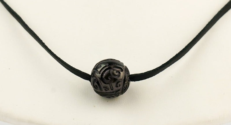 Carved Tahitian pearl necklace on kangaroo leather 14.5mm