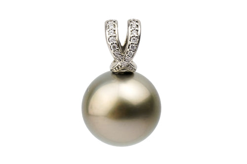 15mm AAAA round Tahitian pearl pendant on white gold and diamond setting