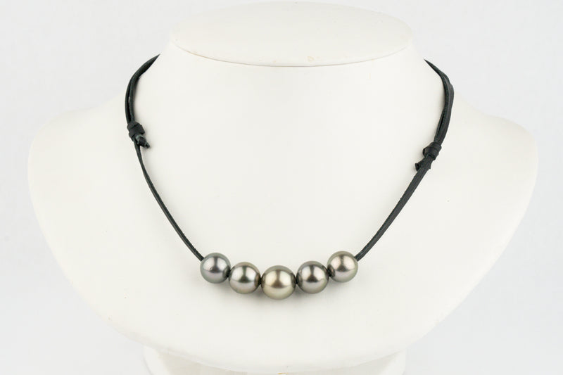 Necklace with pink Tahitian pearls on a leather cord