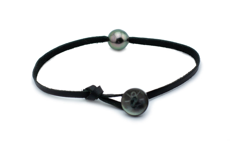 Tahitian pearl and kangaroo leather bracelet button closure