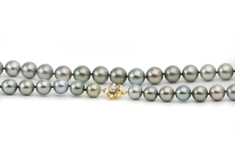 Blue green Tahitian pearl strand, 10mm to 12.5mm detail